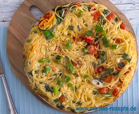 Buntes Spaghetti Omelett